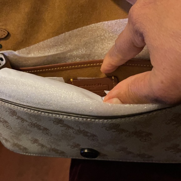 Brand new coach crossbody nice Christmas gift. Leather material nicely made. - Picture 5 of 13